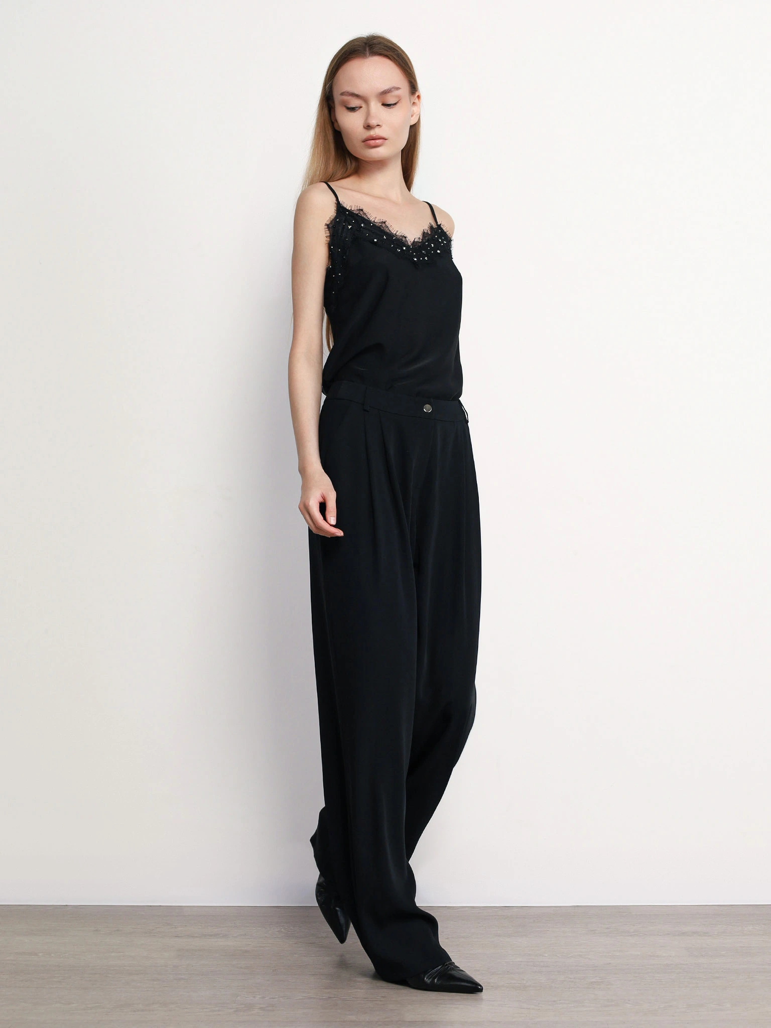 Топ черного цвета с кружевом и цепочкой-мониль